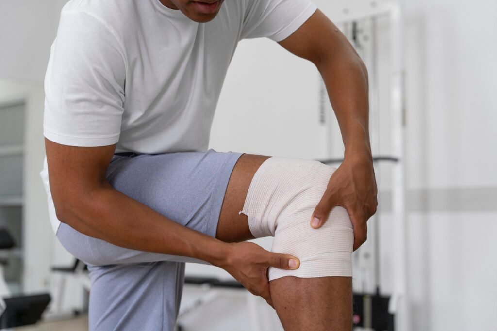 Personna con prótesis de rodilla con doctor en el Hospital Star Médica especialista en ortopedia